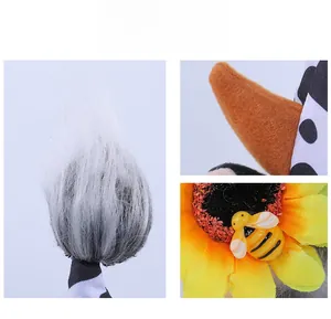 Détail du gnome vache en peluche avec fourrure grise, tissu à pois et tournesol avec abeille