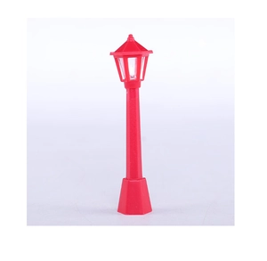 Detalle macro de una mini farola roja vintage para paisajes en miniatura DIY