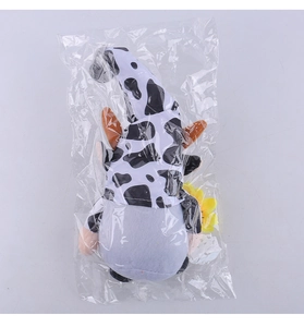 Détail du gnome en peluche motif vache avec tournesol dans son emballage transparent