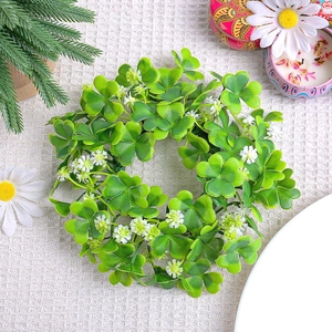 Mini ghirlanda di trifogli per candela di San Patrizio con foglie verdi e fiori bianchi