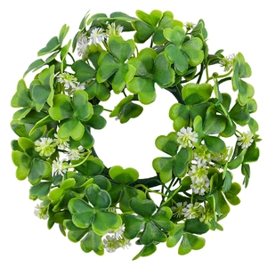 Ghirlanda per candela San Patrizio con trifogli verdi a cuore e piccoli fiori bianchi