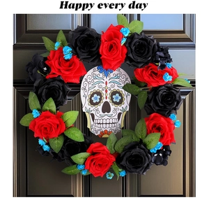 Dettaglio ghirlanda di Halloween con rose rosse e teschio di zucchero su porta