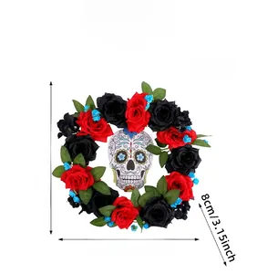 Dettaglio ghirlanda di Halloween con rose rosse, rose nere e decorazione a teschio