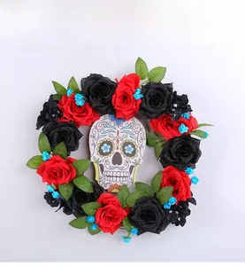 Dettaglio della ghirlanda per il Giorno dei Morti con rose rosse nere e teschio