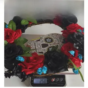 Dettaglio della ghirlanda di rose di Halloween con teschio su bilancia