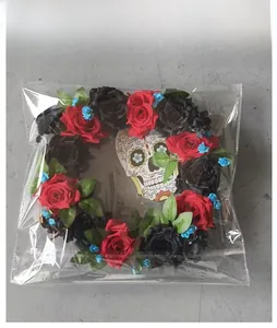 Dettaglio della ghirlanda di rose di Halloween con teschio in imballaggio trasparente