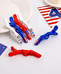 Detalle de pinzas para el cabello rojas, blancas y azules con motivos de la bandera americana