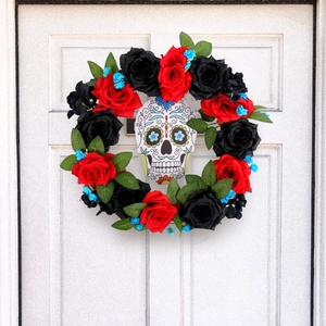 Ghirlanda di Halloween Giorno dei Morti con rose rosse nere e maschera di teschio