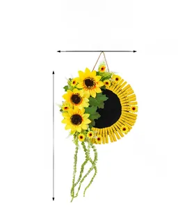 Détail de couronne de tournesol avec pinces en bois et dimensions de 35 cm de large