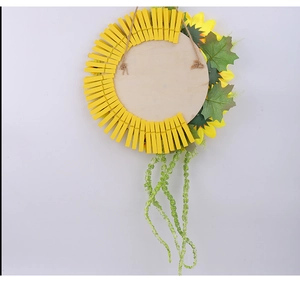 Détail de suspension porte en bois tournesol avec pinces jaunes et corde de jute rustique