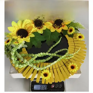 Détail montrant le poids de cette couronne décorative de tournesols en bois
