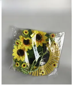 Détail de la couronne de tournesol avec clips bois sous emballage plastique transparent