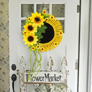 Couronne de tournesols artificiels avec panneau en bois Flower Market sur porte blanche