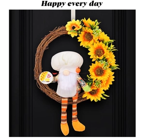 Détail de la couronne de tournesols avec poupée gnome cuisinier sur porte en bois