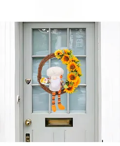 Couronne de tournesols avec poupée gnome chef sur porte grise pour déco printanière