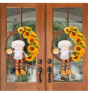 Vue détaillée de deux couronnes de tournesols nain abeille sur des portes en bois