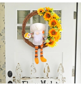Détail de la couronne décorative gnome chef tournesol avec brindilles et longues jambes rayées