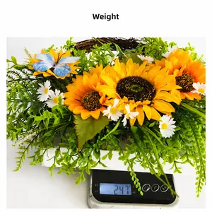 Nahaufnahme des künstlichen Sonnenblumenkranzes mit Gewichtsangabe von 247g