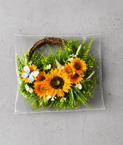 Detail der Verpackung mit Sonnenblumenkranz, Gänseblümchen und Schmetterlingsornament