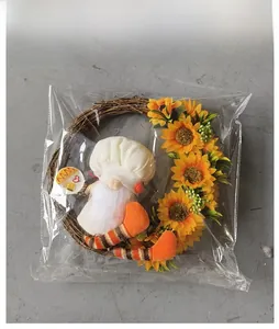 Couronne de gnome avec tournesols et toque de chef sous emballage plastique