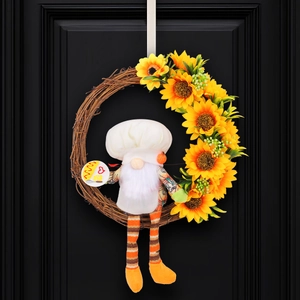 Couronne de tournesols avec gnome cuisinier accrochée sur une porte en bois sombre