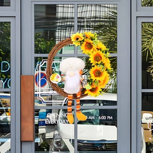 Couronne de gnome de tournesols avec poupée de chef sur base de vigne naturelle