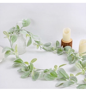 Λεπτομέρεια από γιρλάντα με φύλλα lamb's ear για ρουστίκ διακόσμηση γάμου και σπιτιού