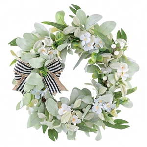 Frühlingshafter Eukalyptus-Kranz mit weißen Blumen und dekorativer Leinenschleife