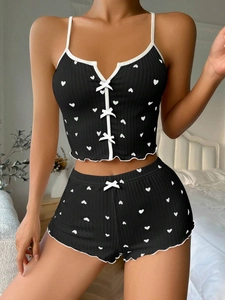 Dettaglio del set camisole a costine con stampa a cuori, fiocchi e bordo a lattuga