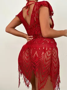 Détail de lingerie en dentelle rouge avec dos nu et bordure délicate à franges