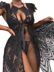 Détail d'un ensemble de lingerie en dentelle noire transparente avec nœud et maille ajourée