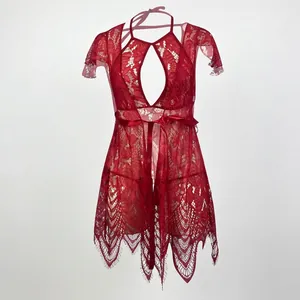 Ensemble de lingerie sexy en dentelle rouge avec découpes et nœud en satin sur blanc