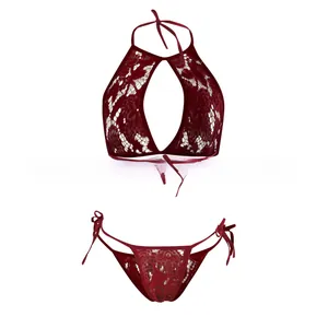Détail d'un ensemble de lingerie en dentelle bordeaux avec découpe et string noué