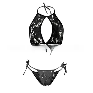 Détail à plat d'un ensemble de lingerie en dentelle noire avec dos nu et ajouré