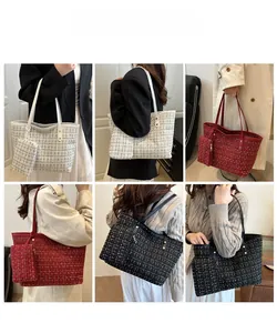 Détails du sac cabas en tweed à carreaux avec petite pochette zippée en trois coloris chic