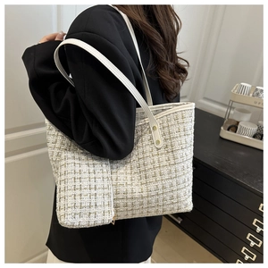 Détail du sac cabas en tweed avec petite pochette assortie et rivets dorés élégants