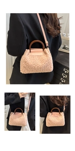 Details einer rosa Teddy-Plüschtasche mit runden Holzgriffen und einem Schultergurt