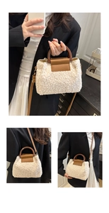 Details der cremeweißen Teddy-Fleece-Handtasche mit braunen Ledergriffen und Schultergurt