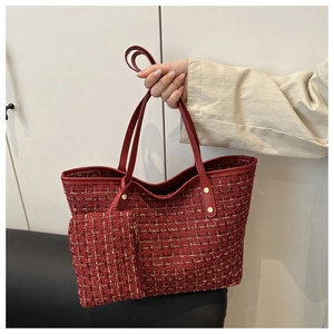 Gros plan sur le tissu en tweed rouge et doré avec fil métallique et bordure en cuir rouge