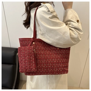 Détail du sac cabas en tweed rouge avec fil doré et petite pochette assortie suspendue