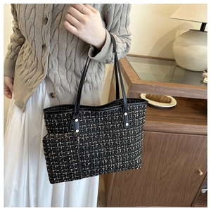 Détail de l'ensemble sac cabas en tweed noir avec pochette assortie et rivets argentés