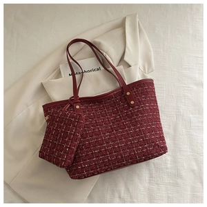 Détail du sac cabas en tweed rouge avec fils dorés et petite pochette assortie