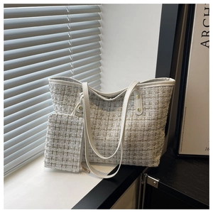 Détail de l'ensemble de sacs en tweed avec pochette assortie et garniture en cuir blanc