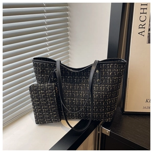 Vue détaillée du sac cabas en tweed à carreaux avec pochette et bandoulière en cuir