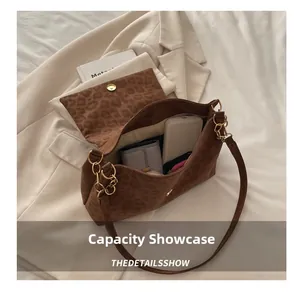 Vue détaillée du sac léopard montrant sa grande capacité pour téléphone et portefeuille