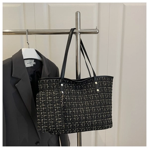 Détails du sac fourre-tout en tweed avec fils dorés métallisés et rivets décoratifs