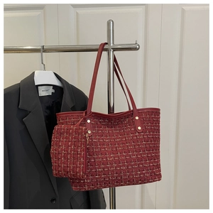 Détail du sac cabas en tweed rouge avec fil doré et petite pochette zippée assortie