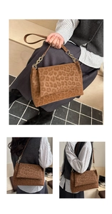 Détails du sac bandoulière en daim léopard avec chaîne dorée et fermeture à rabat