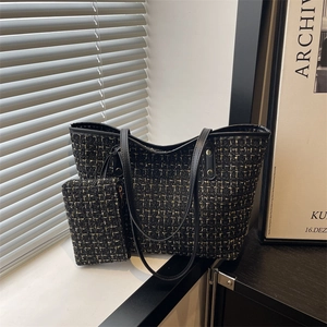 Détail du cabas en tweed avec fils dorés et ensemble de pochettes pour femmes