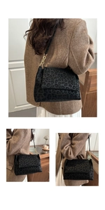 Détail du sac à bandoulière en fausse fourrure léopard gris avec chaîne dorée